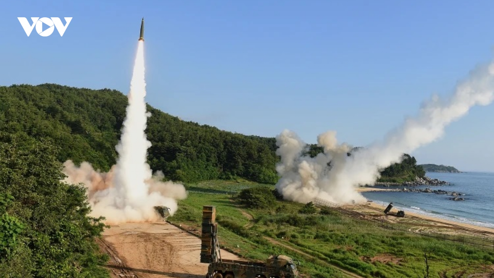 Hàn Quốc phóng loạt tên lửa ngay sau khi Triều Tiên thử ICBM
