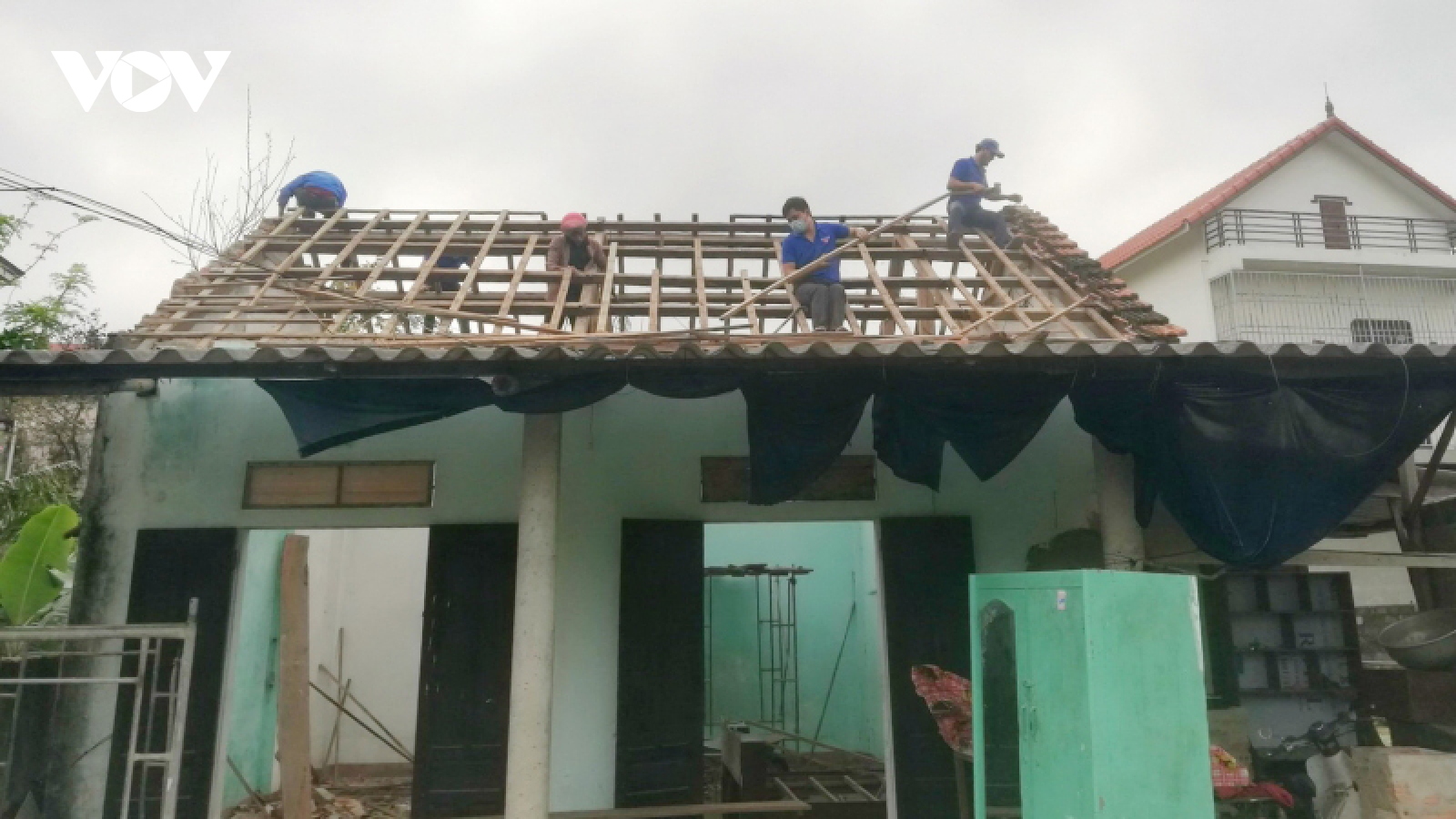 “Đội thợ xây 0 đồng” sửa nhà miễn phí giúp người nghèo