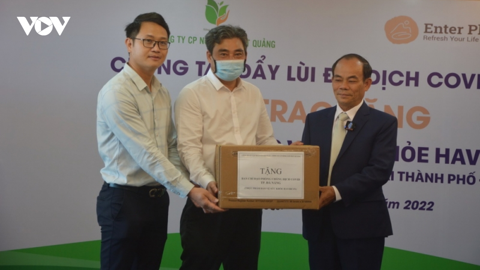Trao tặng hơn 2.000 hộp thuốc hỗ trợ điều trị bệnh nhân Covid-19