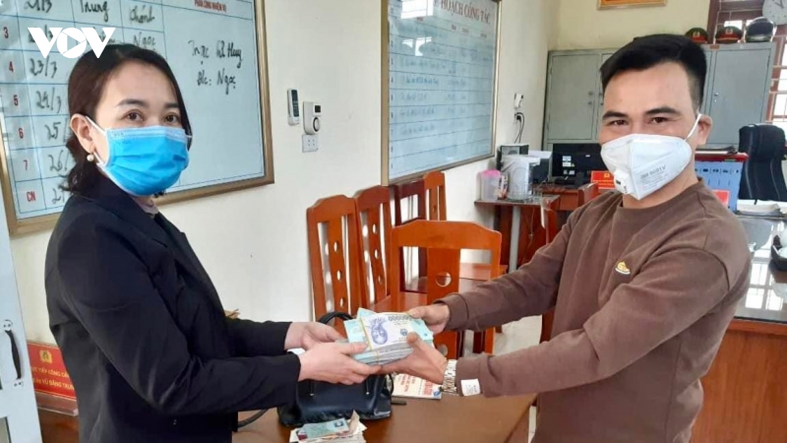 Người đàn ông nhặt được túi tiền rơi ở Yên Bái đem trả lại người mất