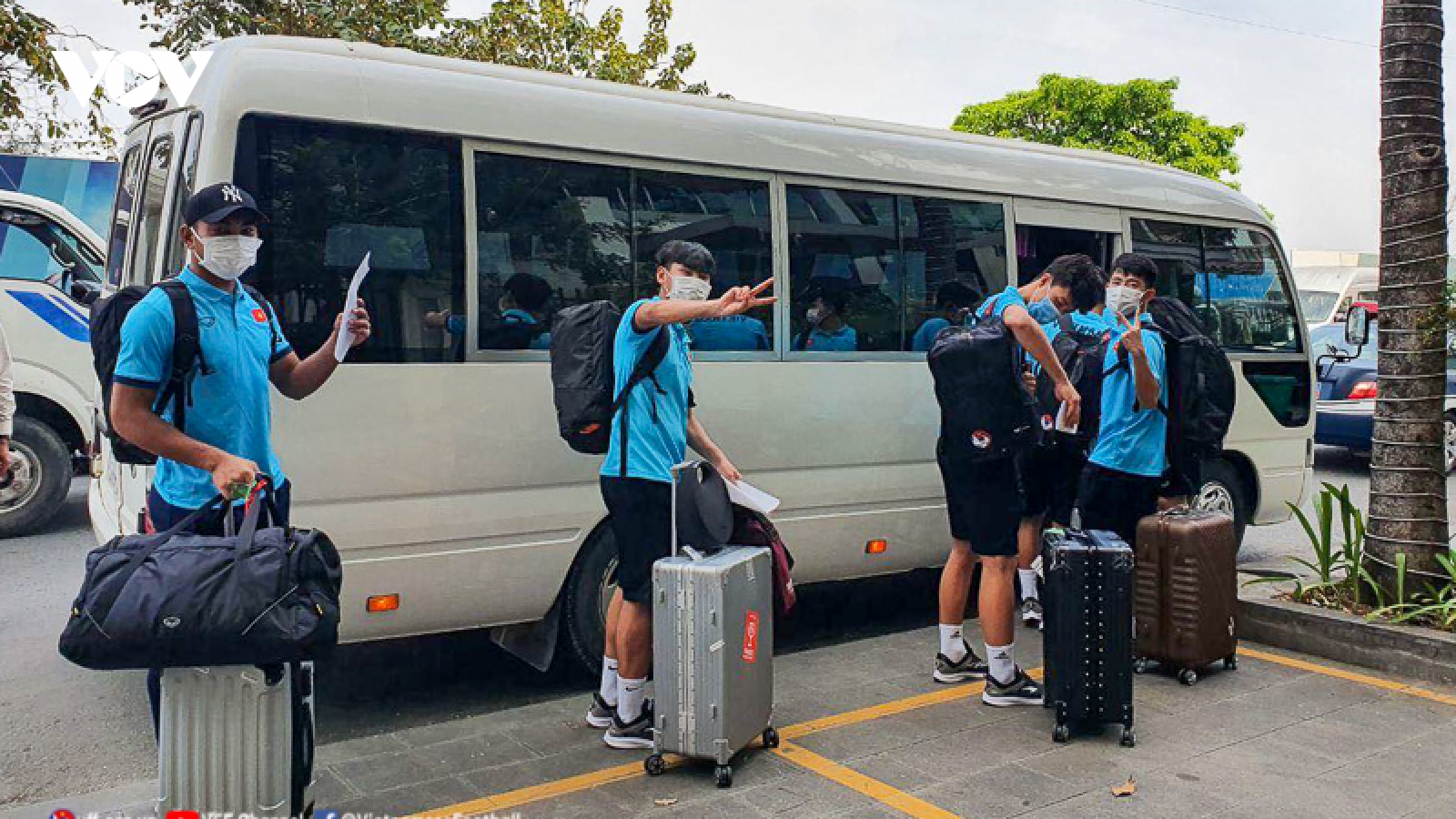 Di chuyển bằng đường bộ, 11 thành viên U23 Việt Nam về sớm hơn kế hoạch
