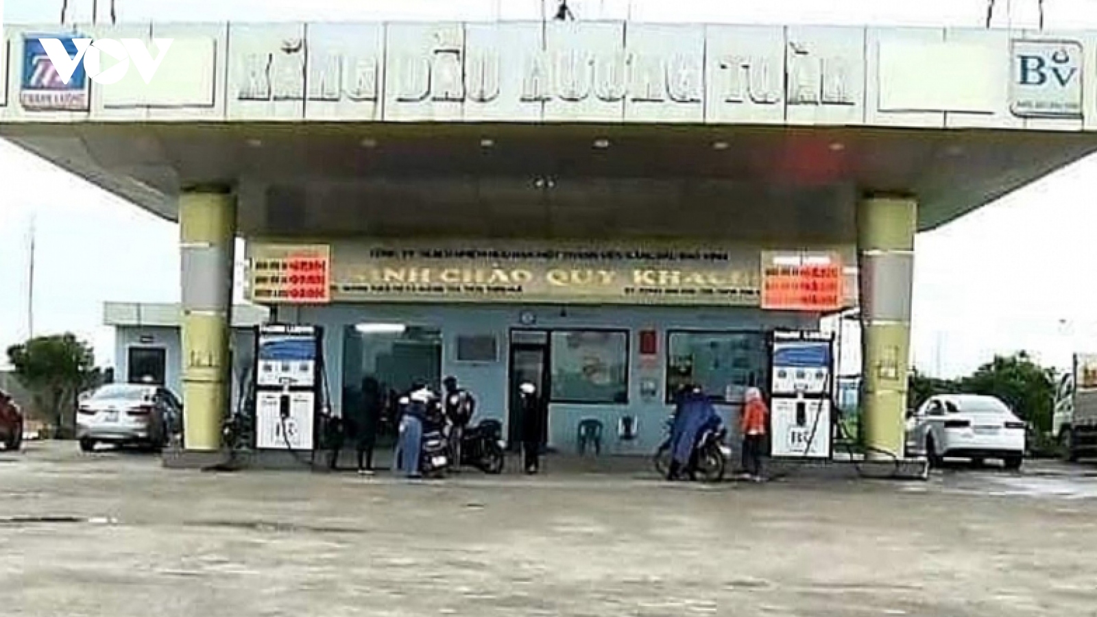 Mua xăng xong xe khó nổ, phát hiện cửa hàng bán xăng RON95 kém chất lượng