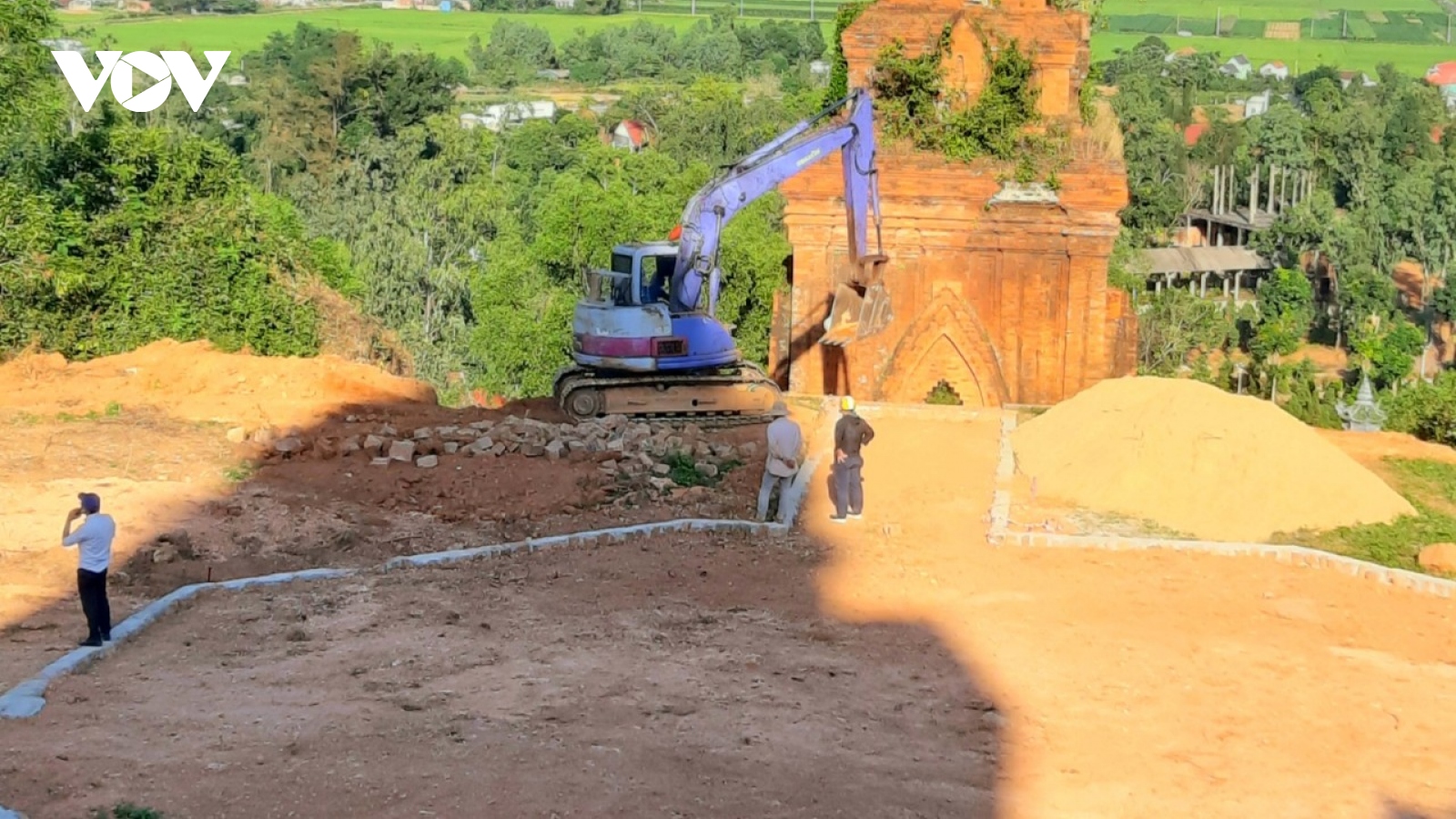 Bình Định chấn chỉnh việc tu bổ tháp Chăm ảnh hưởng đến di tích