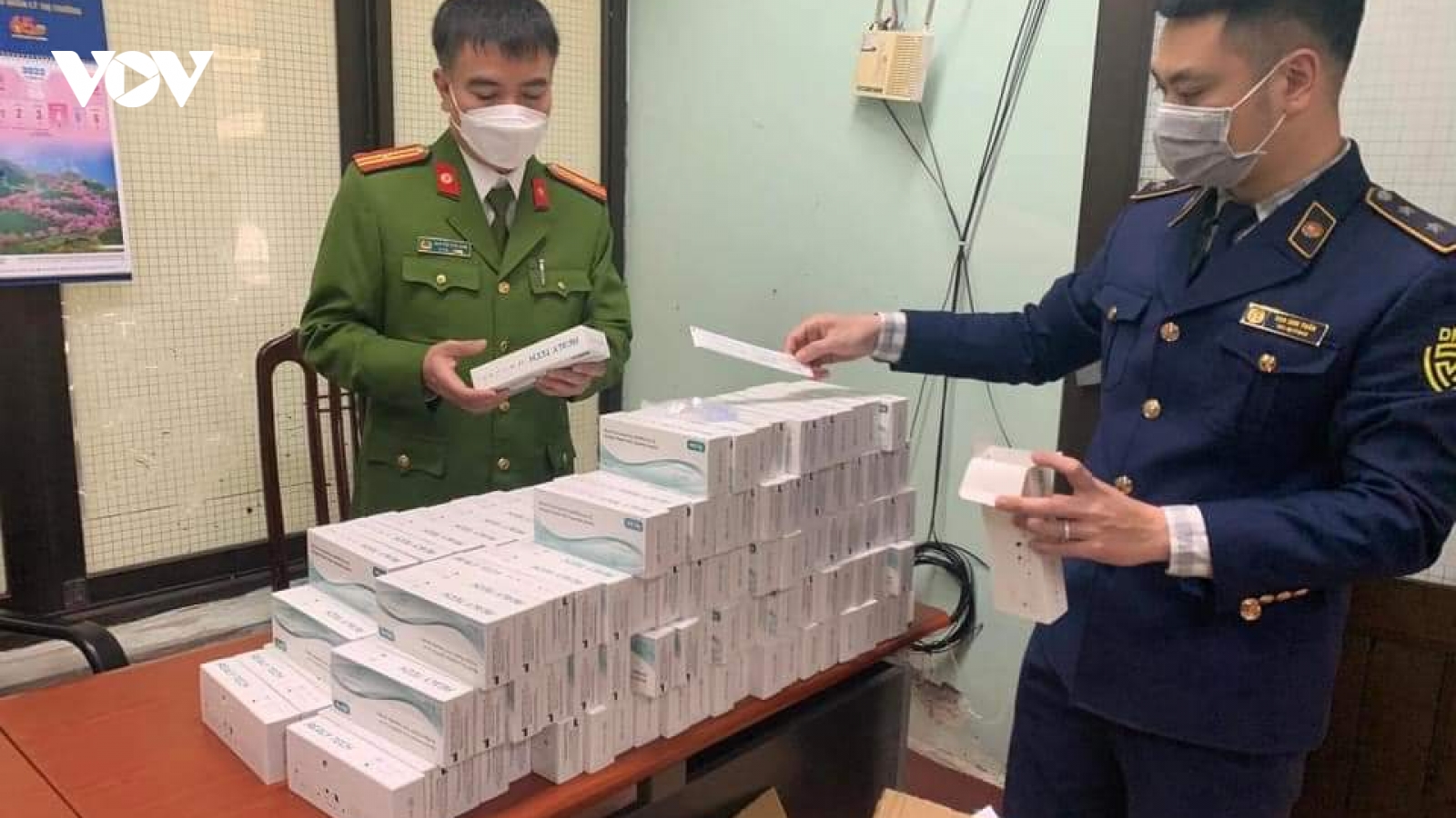 Phát hiện gần 2.000 bộ xét nghiệm nhanh Covid-19 không rõ nguồn gốc bán qua mạng ở Hà Nội