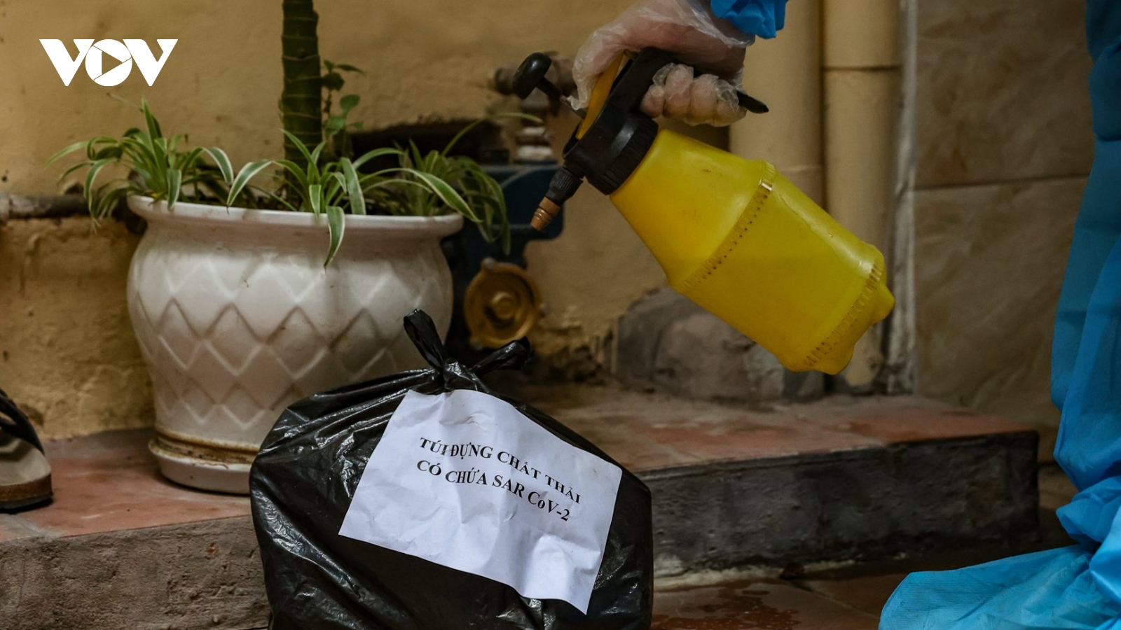 Theo chân công nhân môi trường thu gom rác thải của các F0 điều trị tại nhà