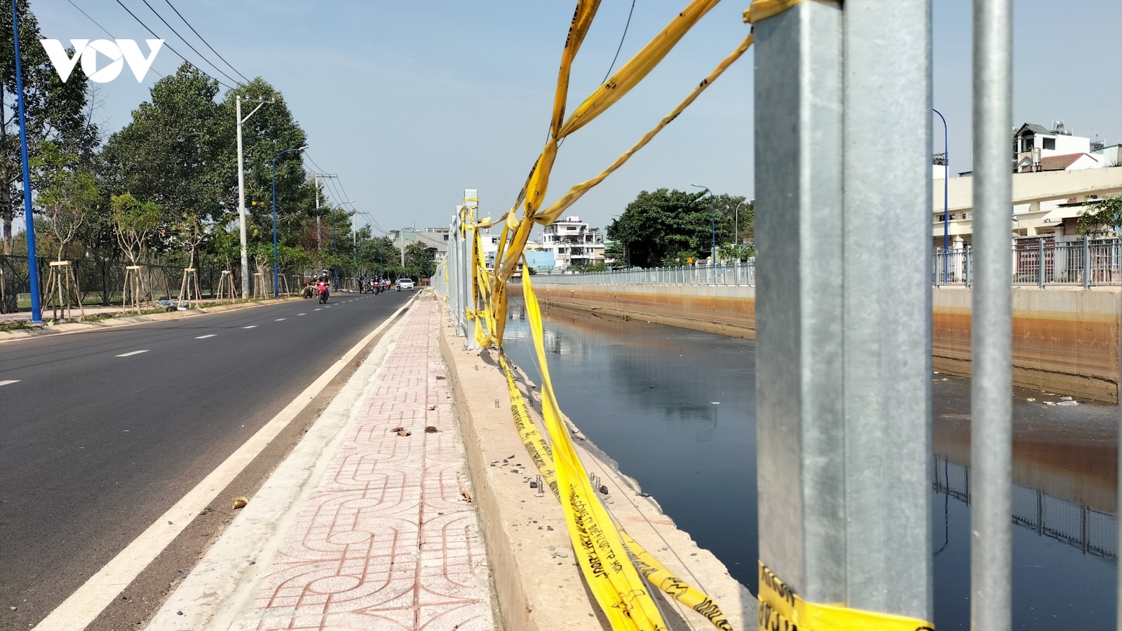 Lan can bờ kênh Nước Đen bị tháo trộm gây nguy hiểm cho người dân