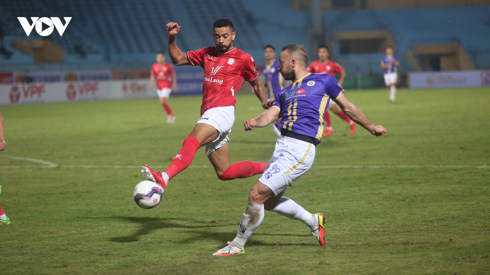 Văn Kiên nhận thẻ đỏ từ phút 57, Hà Nội FC chia điểm cùng CLB TP.HCM
