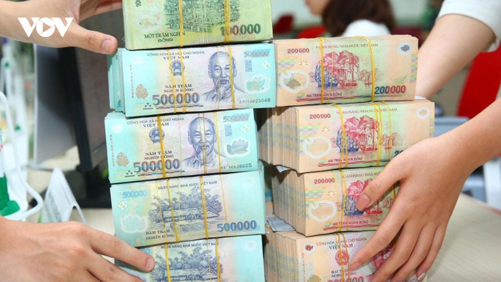 Vì sao lương không tăng, giá cả và thuế thu nhập cá nhân lại tăng?