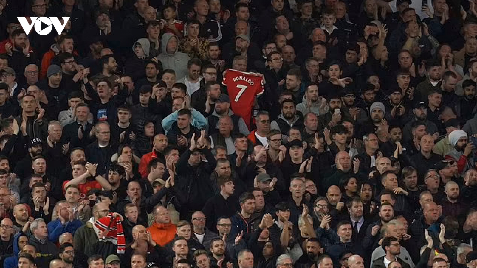 CĐV Liverpool chia sẻ với nỗi đau mất con của Ronaldo