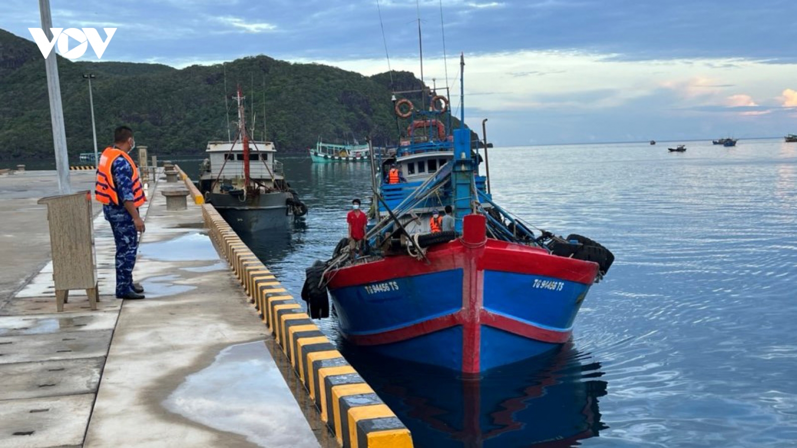 Cảnh sát biển bắt giữ 5 người trên tàu chở dầu không giấy phép