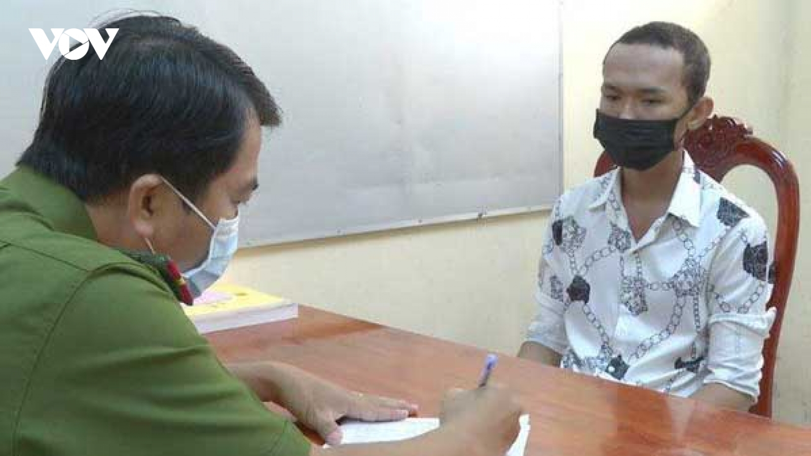 Tống tiền bạn gái bằng ảnh "nóng" trong nhà nghỉ