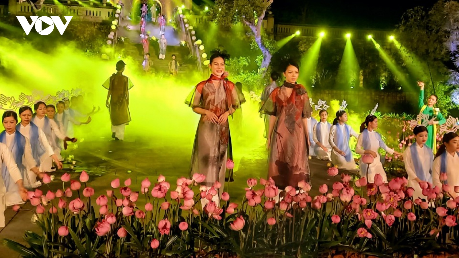 Hơn 300 người mẫu trình diễn áo dài nơi non thiêng Yên Tử