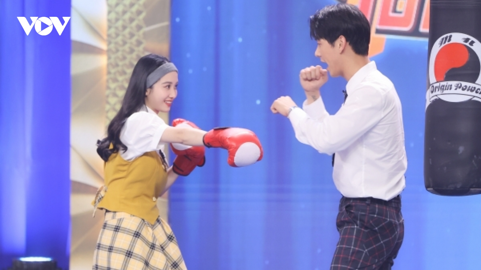 Vừa tình tứ, Jun Vũ đã thẳng tay đấm "trai đẹp" Song Luân khi tập boxing