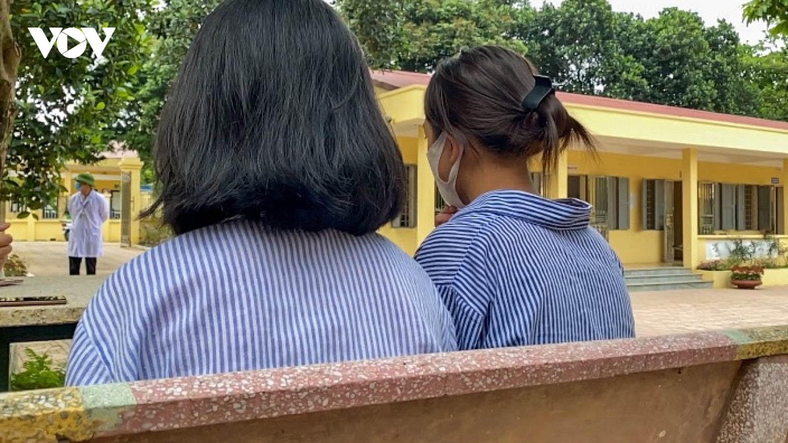 Người mẹ nuốt nước mắt dẫn con gái 13 tuổi đi cai nghiện ma túy