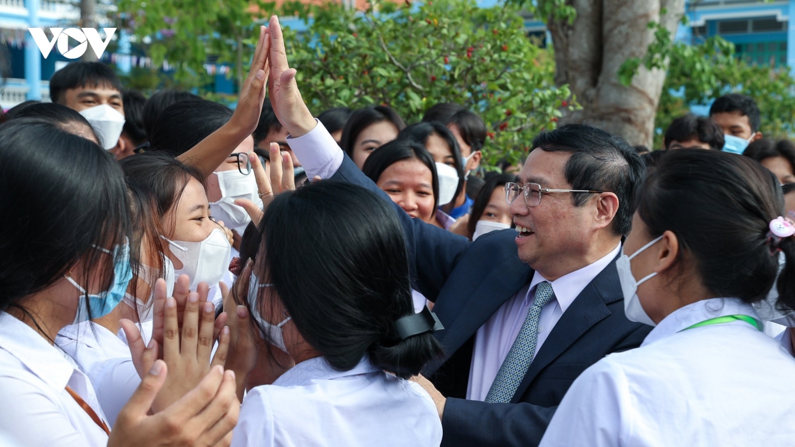 Thủ tướng thăm, động viên thầy trò trường Dân tộc nội trú tại Sóc Trăng