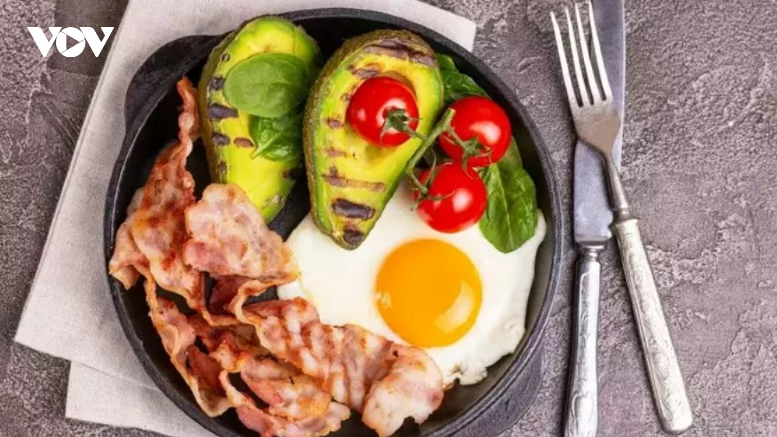 Nếu bạn đang cố gắng giảm cân nên ăn thực phẩm giàu protein, ít tinh bột