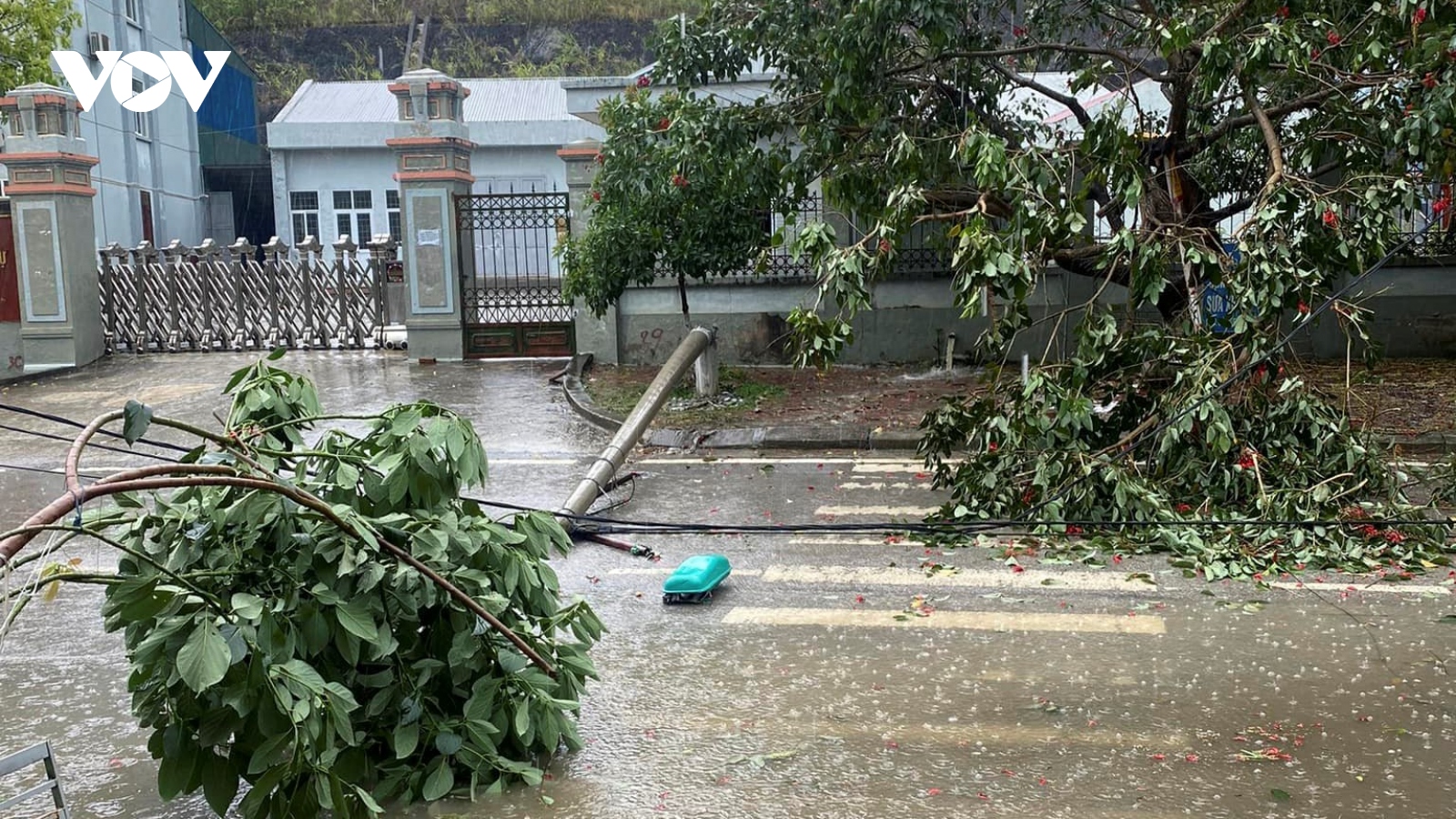 Nhiều tuyến phố ở TP Điện Biên Phủ (Điện Biên) ngập nặng sau mưa lớn