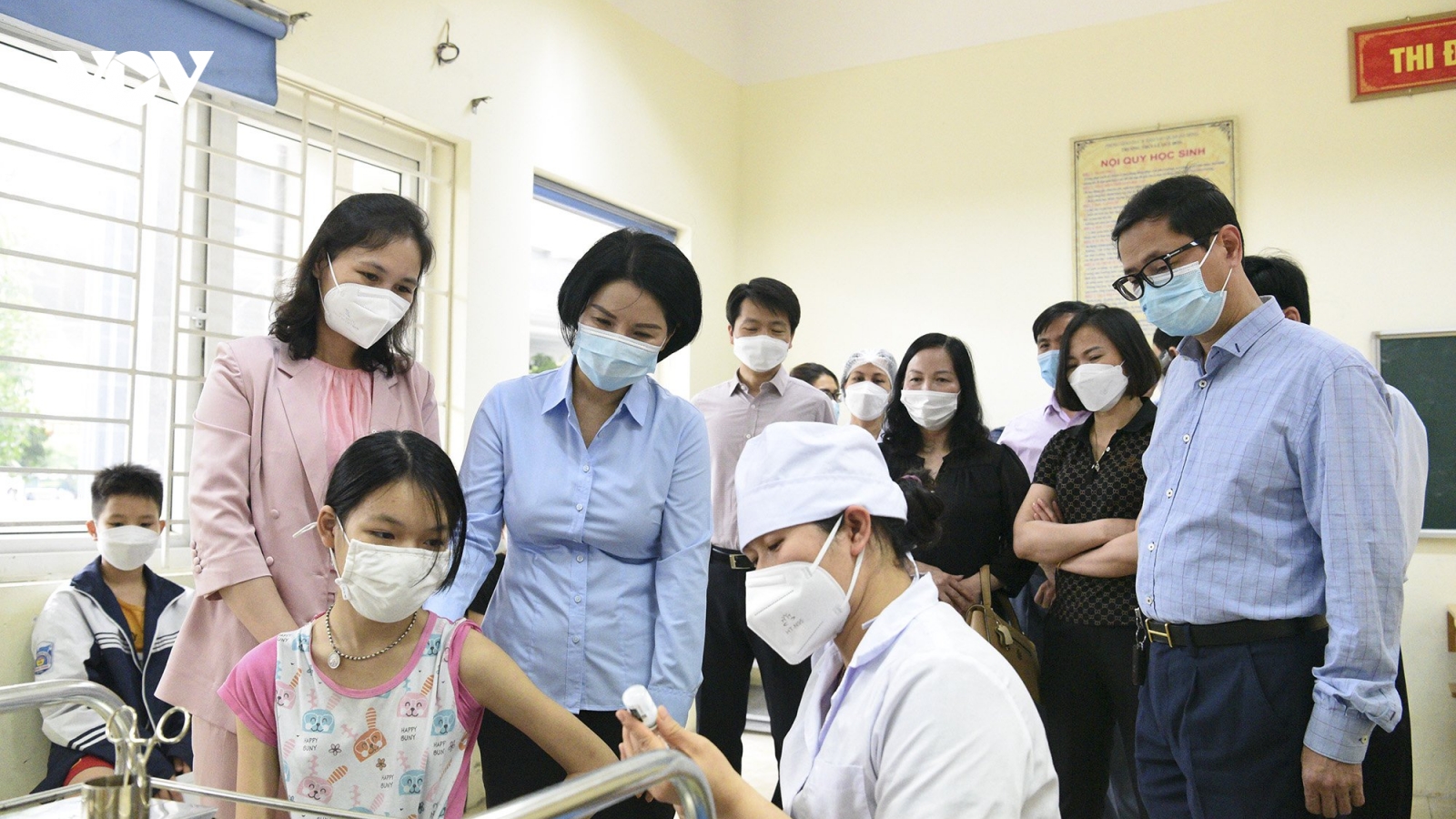 Hà Nội bắt đầu tiêm vaccine COVID-19 cho học sinh lớp 6