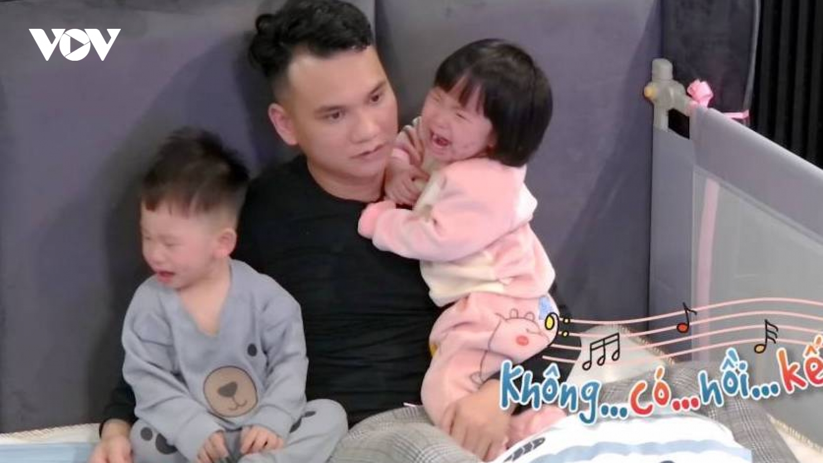 Khắc Việt, Lương Thế Thành "vật lộn" chăm con khi vợ vắng nhà