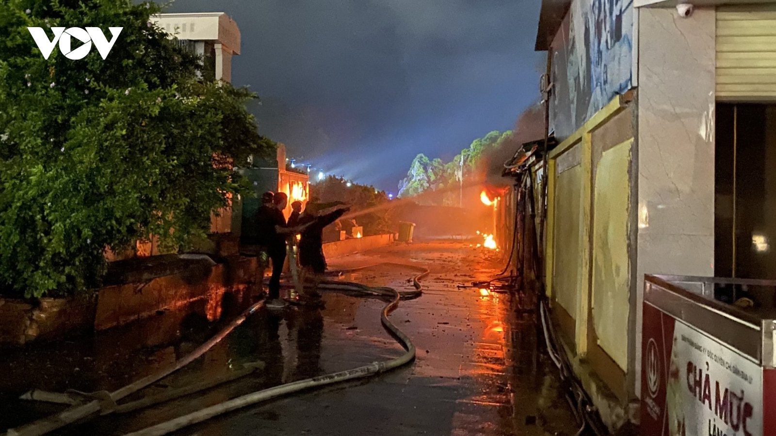 Cháy lớn thiêu rụi 30 ki ốt tại chợ Hạ Long 1, Quảng Ninh