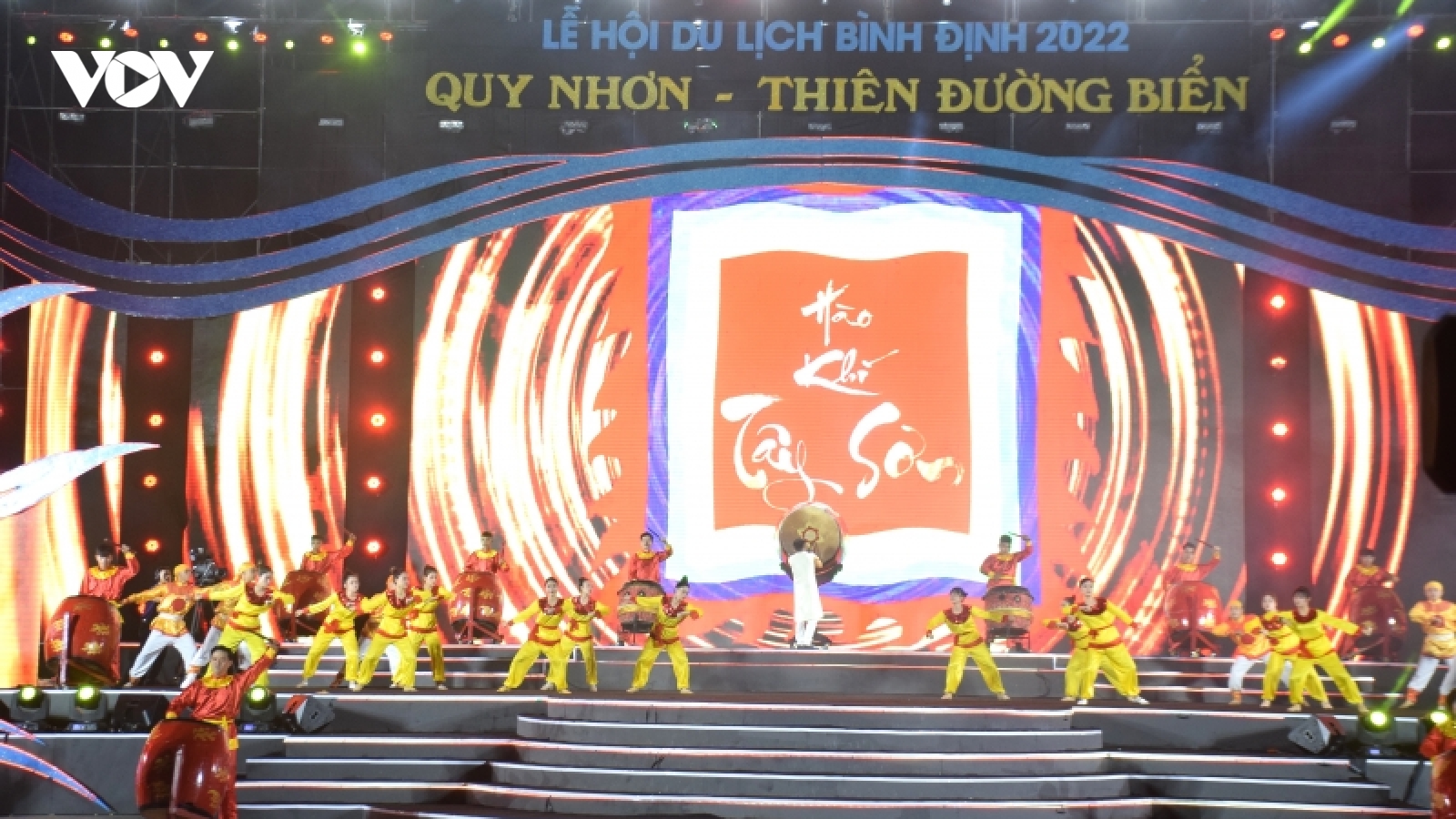 Miền Trung sôi động du lịch biển