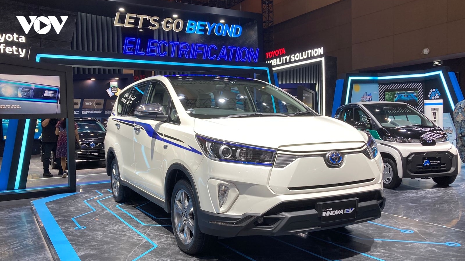 Toyota giới thiệu mẫu Concept chạy điện của Innova