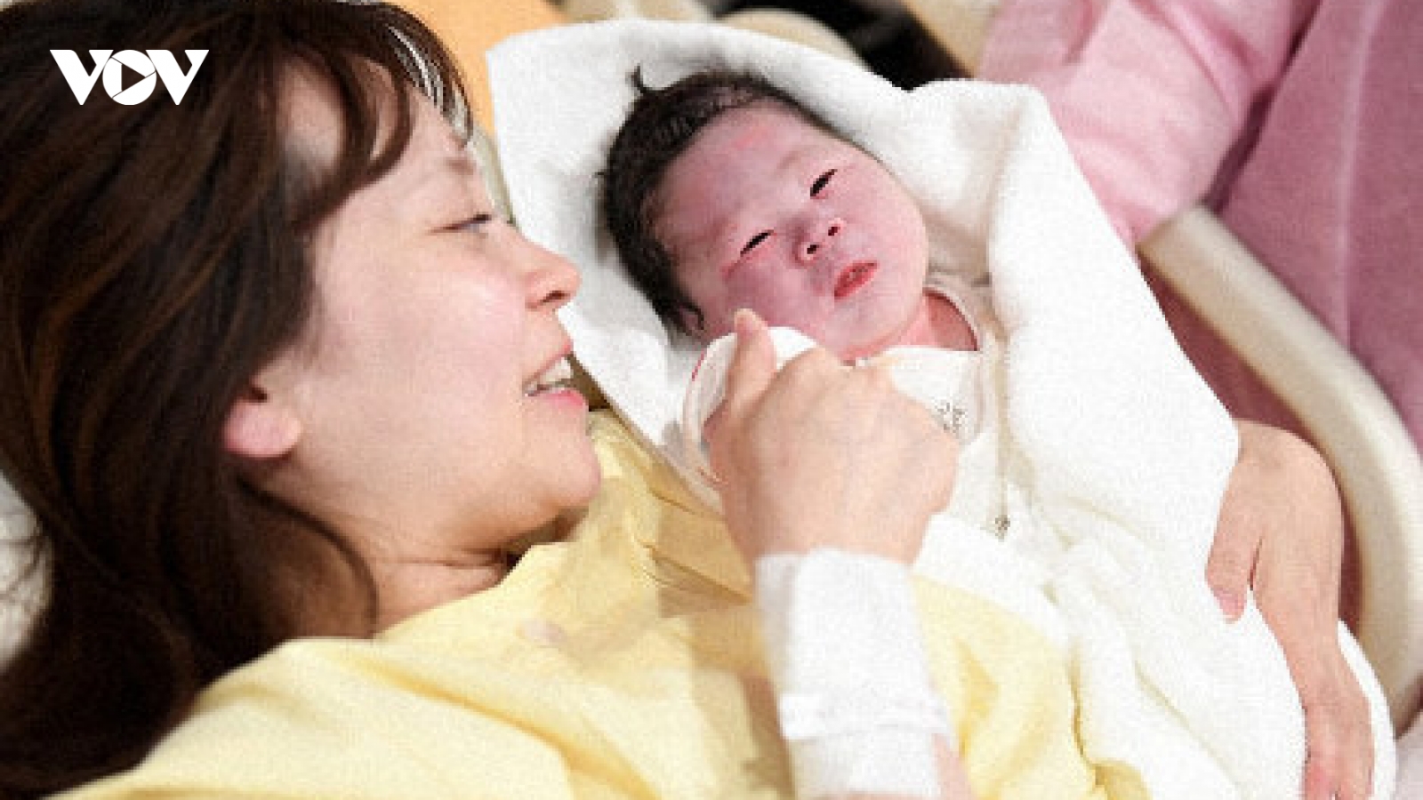 Nhật Bản chi trả bảo hiểm y tế cho điều trị hiếm muộn để khuyến khích sinh đẻ