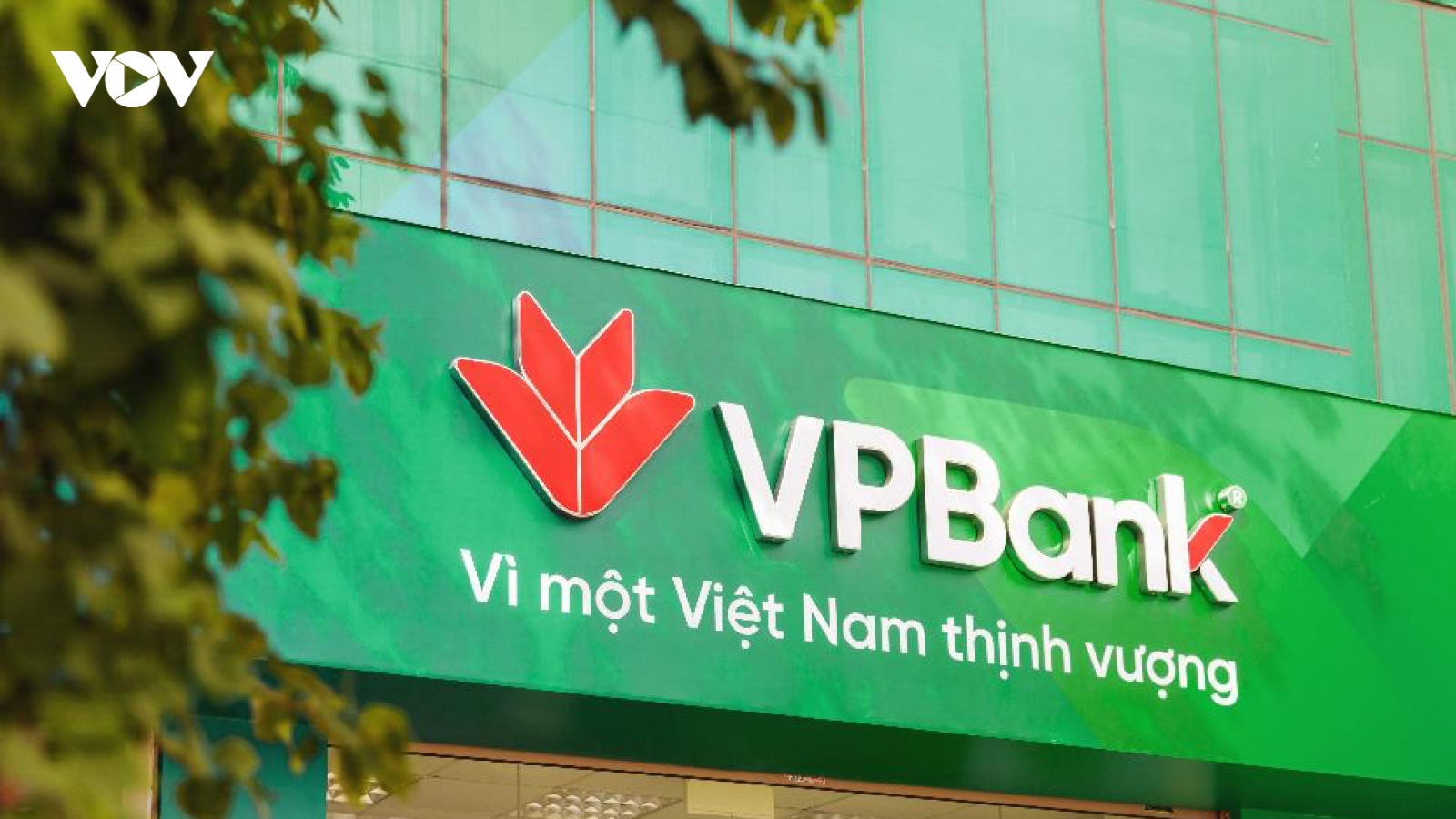 Các chi nhánh VPBank đồng loạt “thay áo mới”