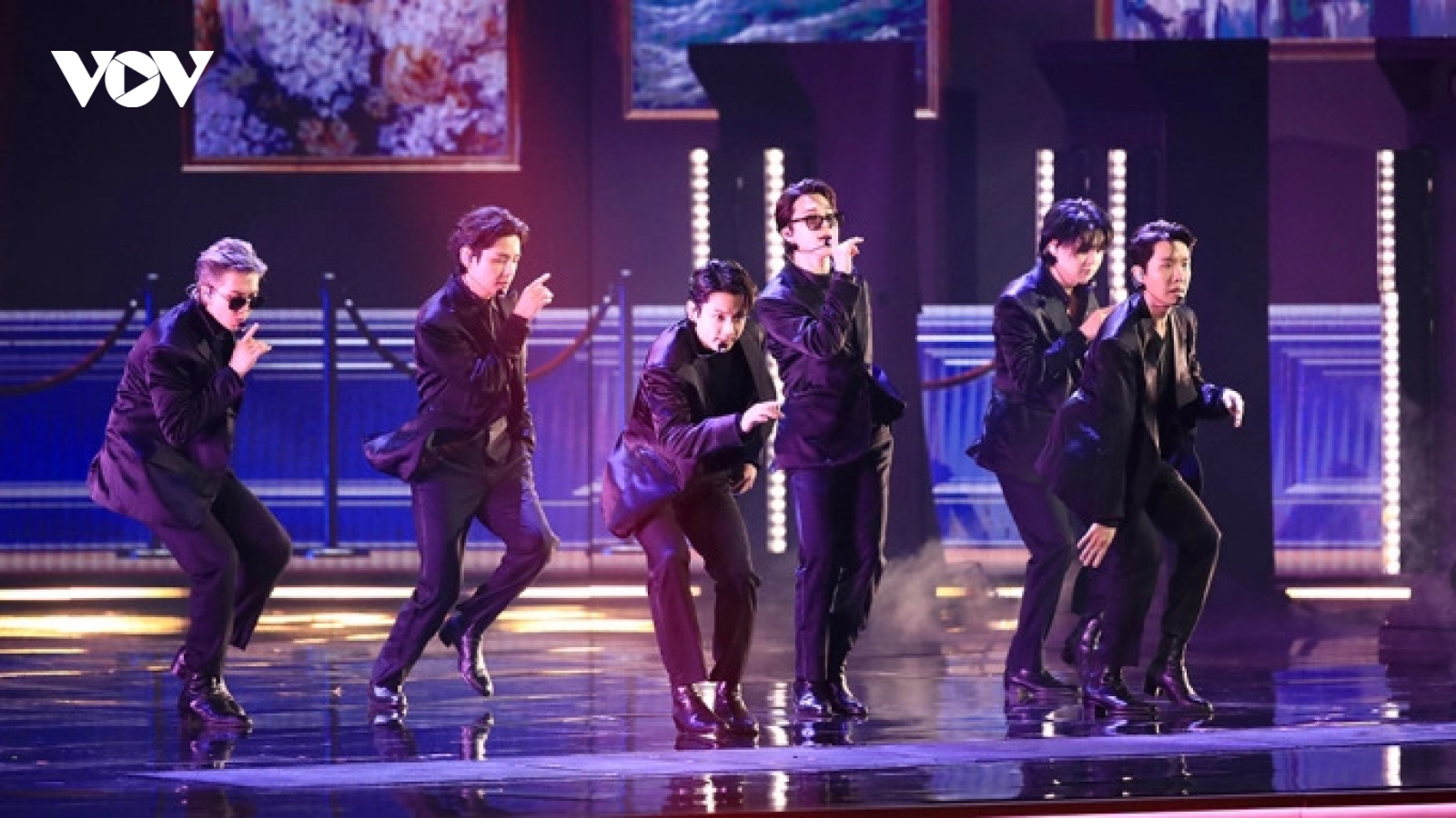 BTS hoá điệp viên James Bond lịch lãm, quyến rũ trên sân khấu Grammy