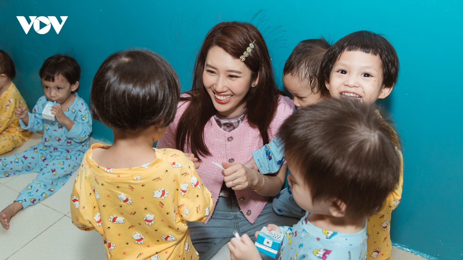 Thuý Ngân đón sinh nhật đặc biệt ở Trung tâm bảo trợ trẻ em
