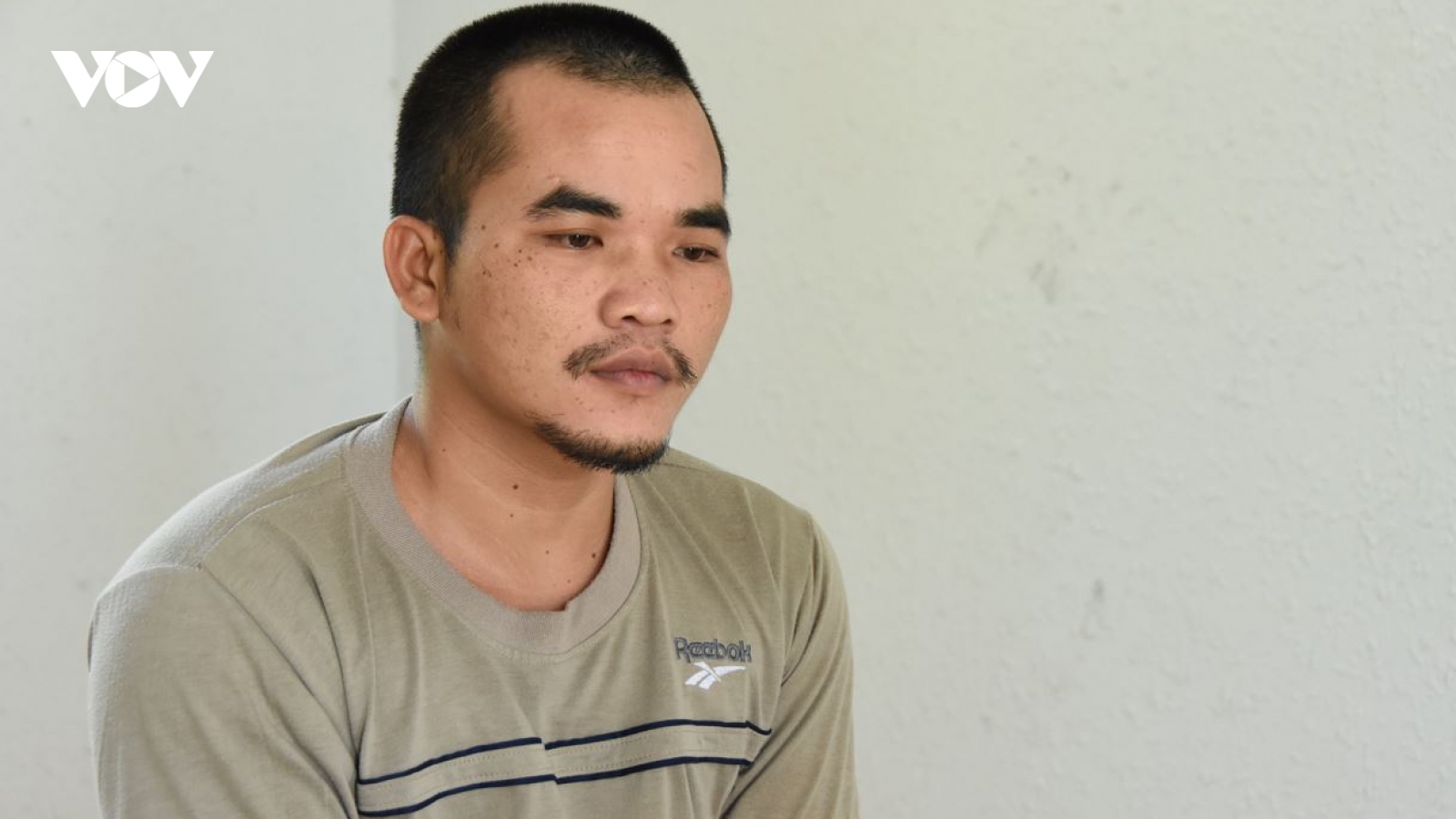 Dùng dao khống chế hiếp dâm nữ chủ tiệm tạp hóa