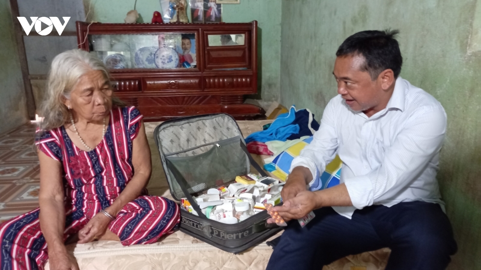 Bí thư Huyện ủy Khánh Vĩnh: 1/4 thế kỷ đi khám chữa bệnh miễn phí cho đồng bào Raglay
