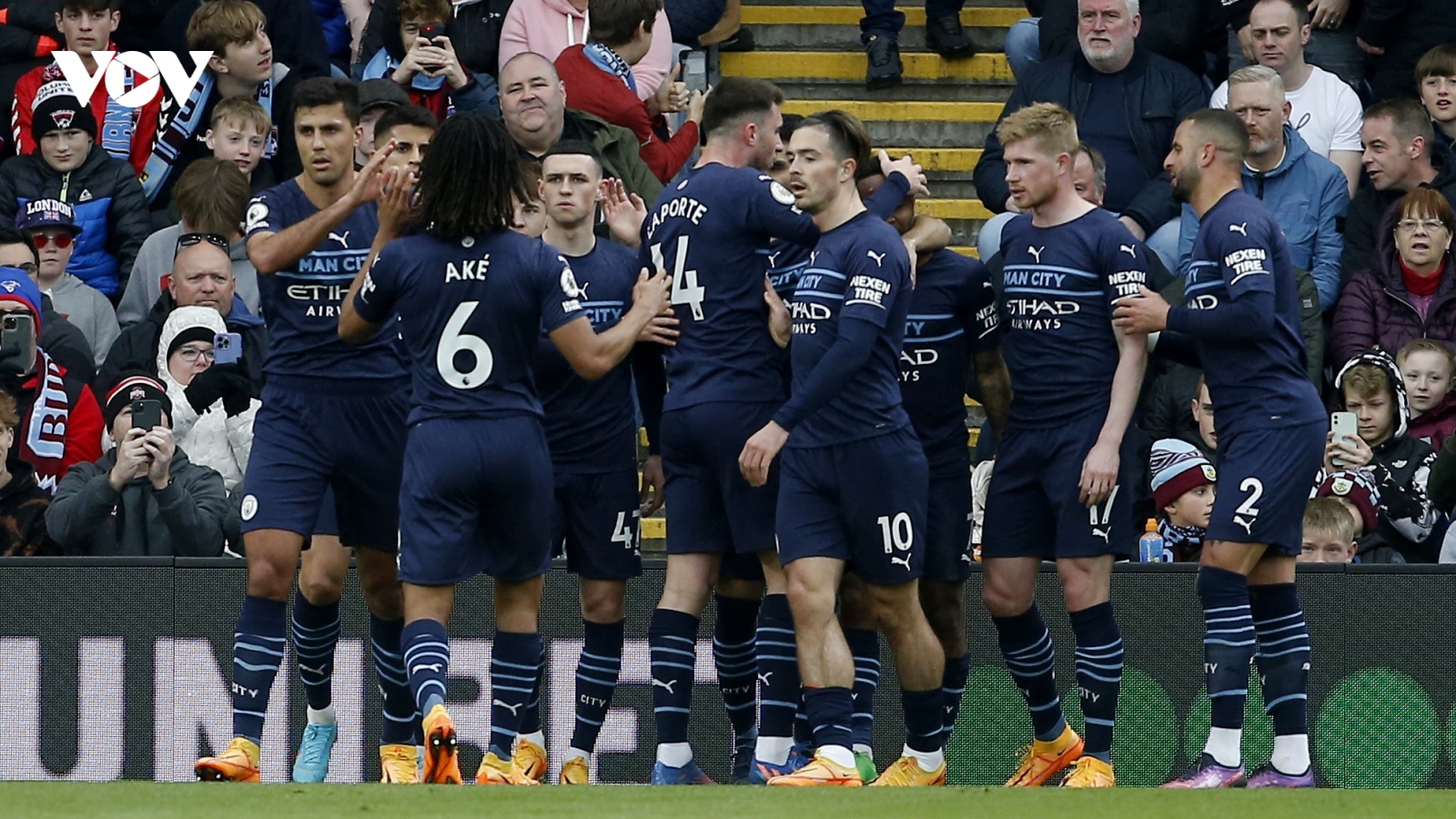 Thắng nhẹ Burnley, Man City trở lại ngôi đầu Ngoại hạng Anh