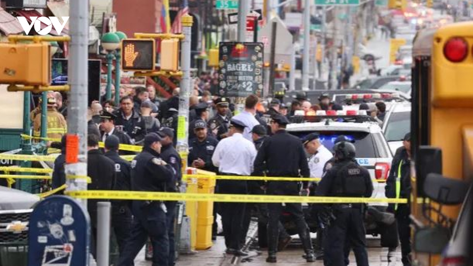Xả súng khiến ít nhất 13 người bị thương tại ga tàu điện ngầm ở New York (Mỹ)