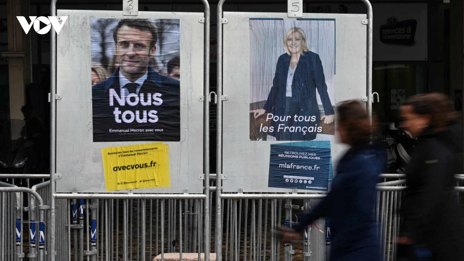 Bầu cử tổng thống Pháp: Ông Macron duy trì cách biệt an toàn với bà Le Pen