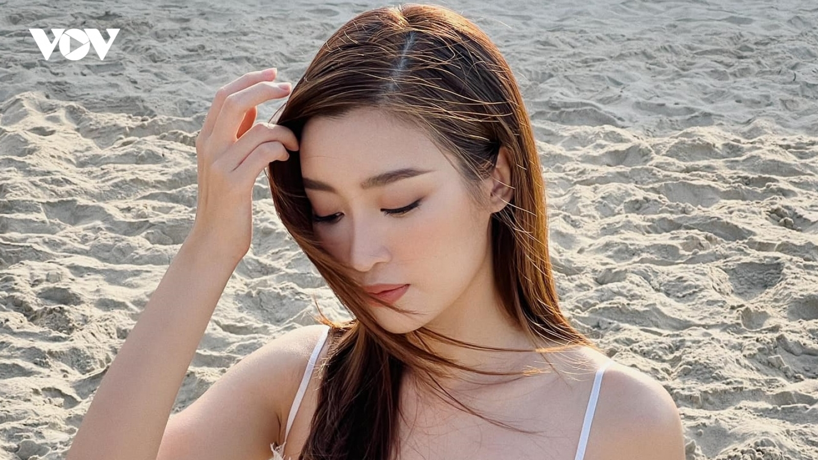 Hoa hậu Đỗ Mỹ Linh đẹp hút mắt với croptop ren xuyên thấu trên bãi biển