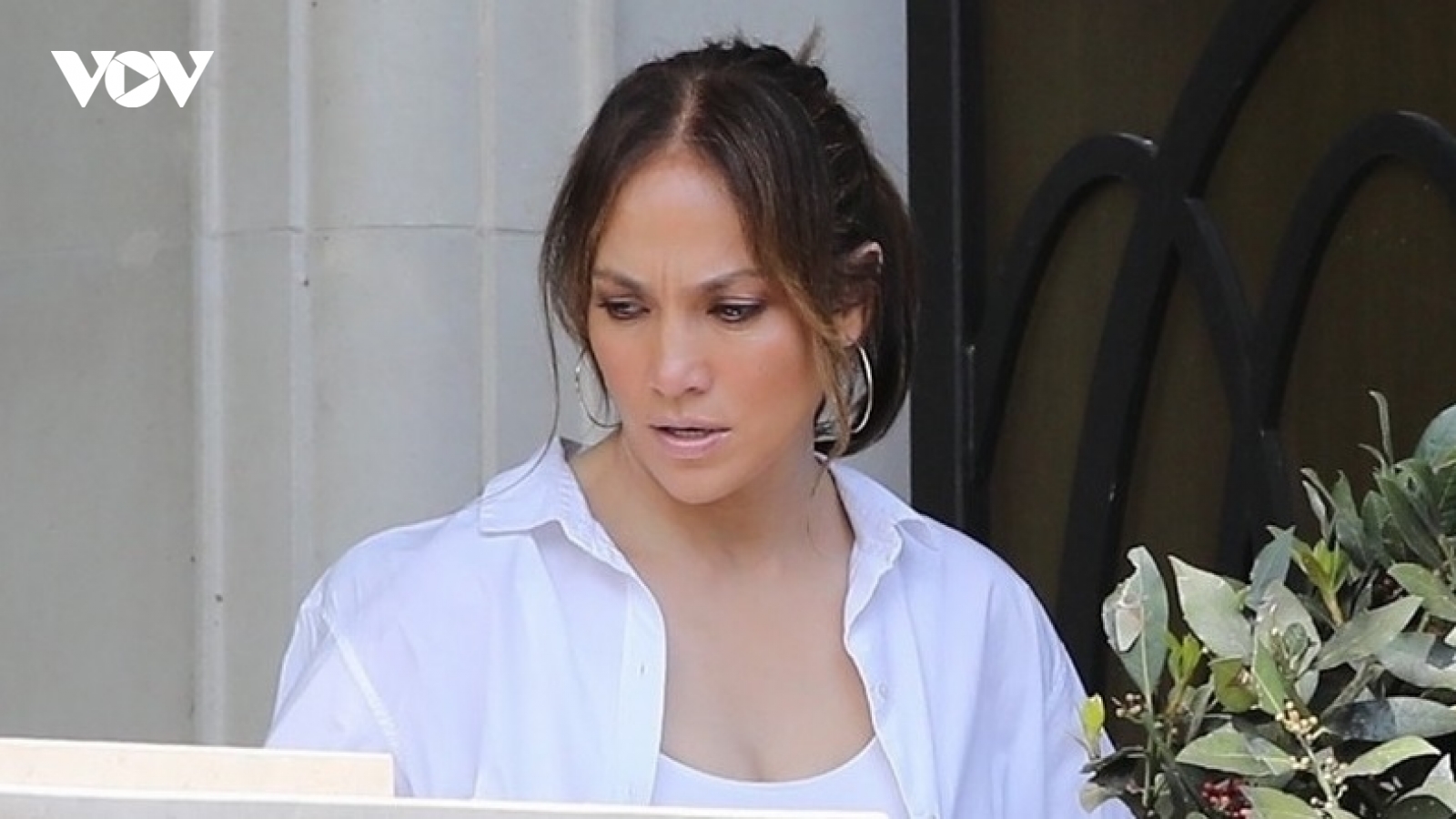 Jennifer Lopez đeo nhẫn đính hôn, lên đồ gợi cảm đi xem nhà cùng bạn trai