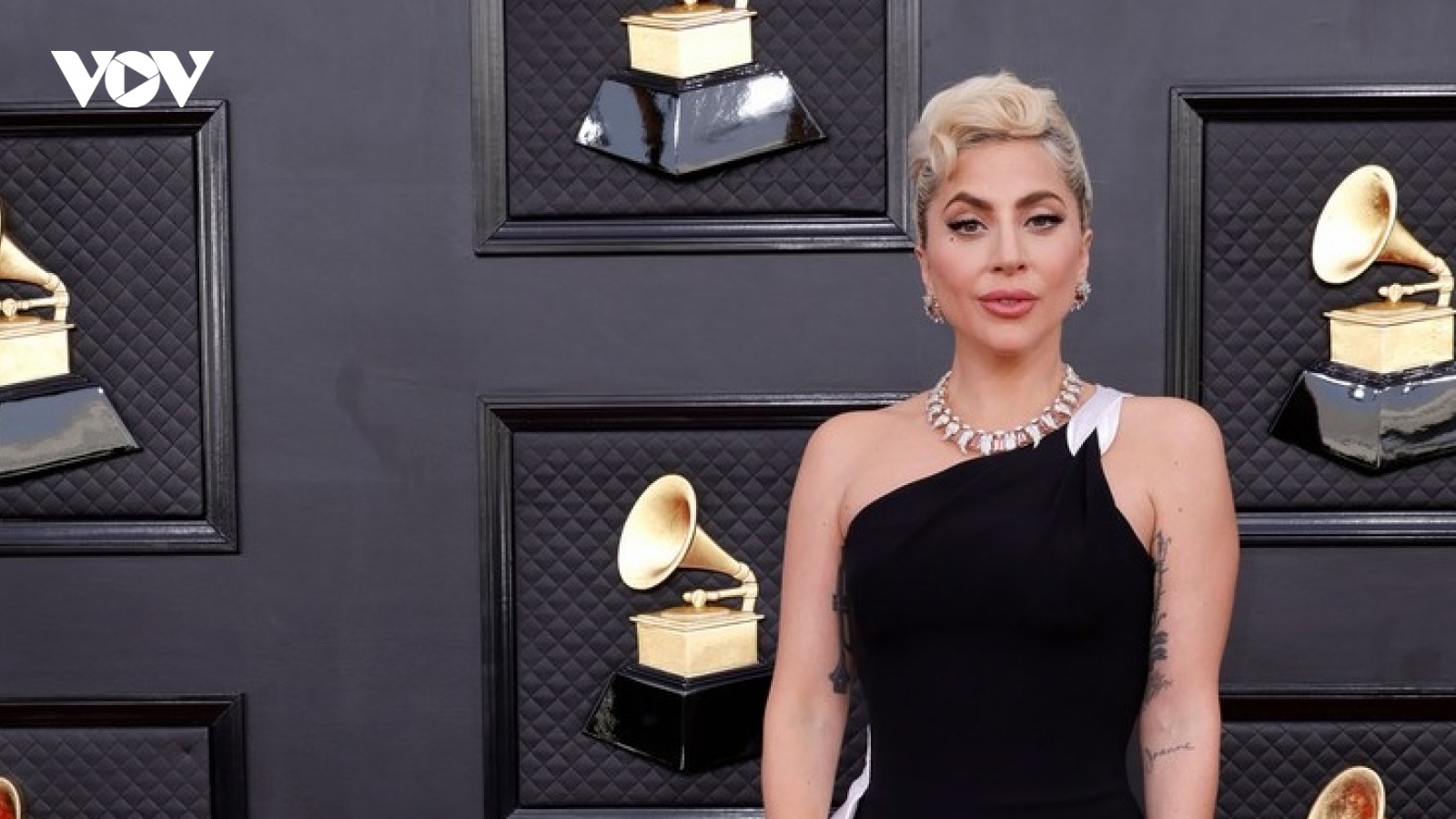 Lady Gaga đẹp quyến rũ trên thảm đỏ Lễ trao giải Grammy 2022