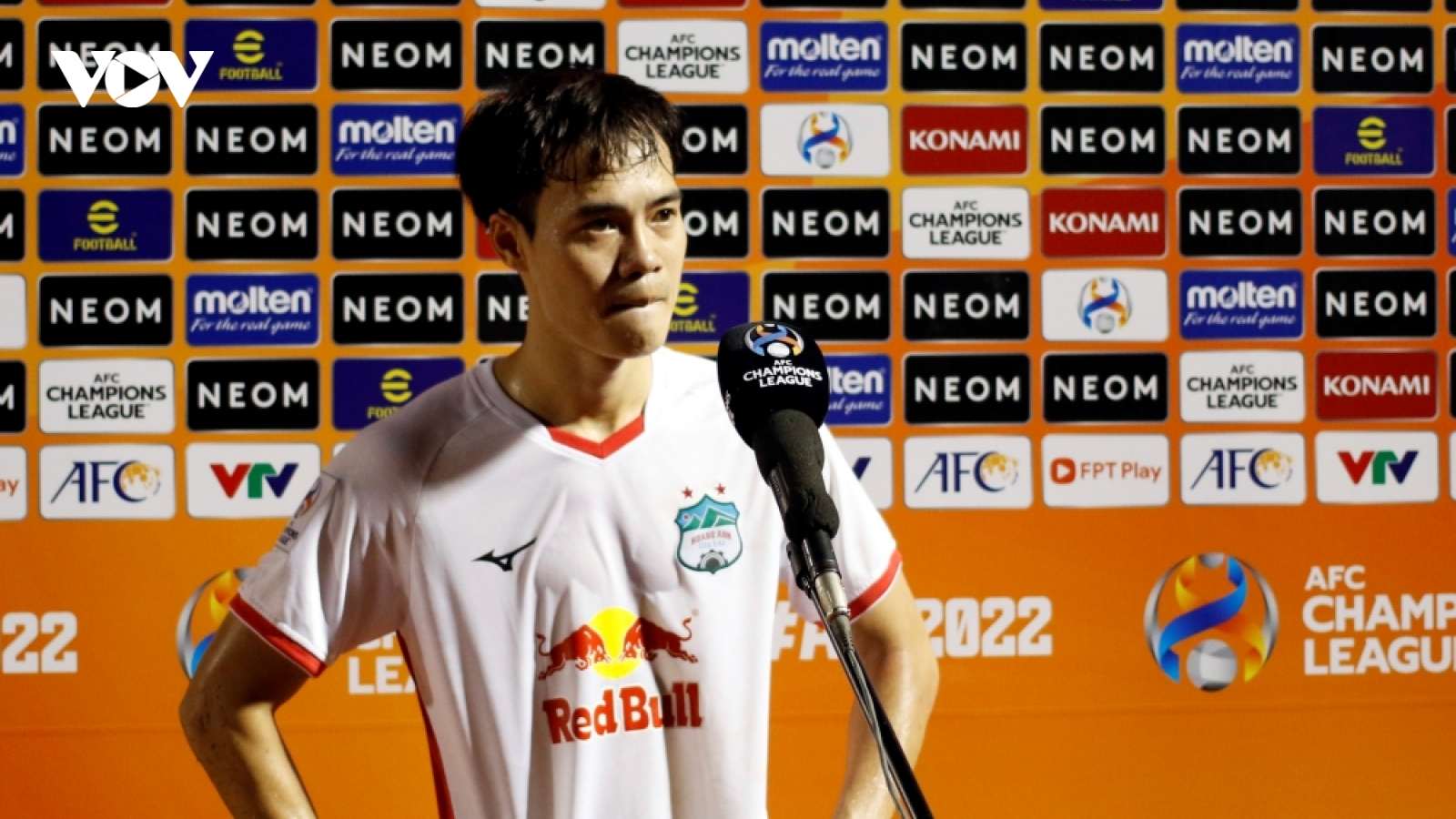 Văn Toàn lên tiếng khi bị chỉ trích ném băng đội trưởng sau trận HAGL 0-1 Jeonbuk