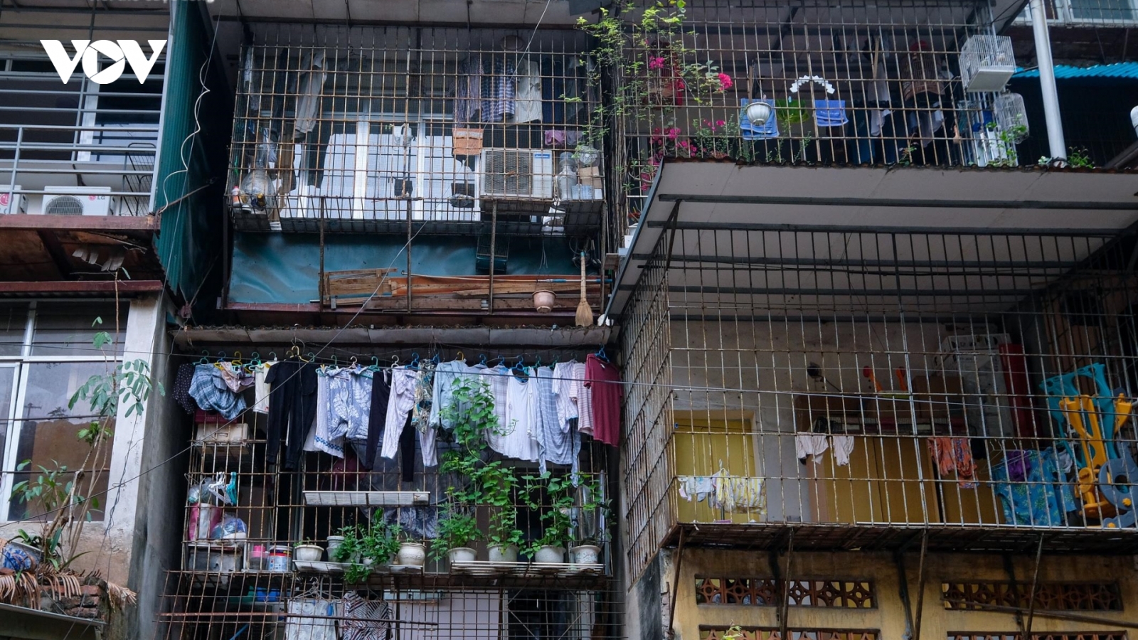 Cháy nhà, 5 người chết: Hiểm họa từ những "chuồng cọp" chằng chịt ở khu tập thể
