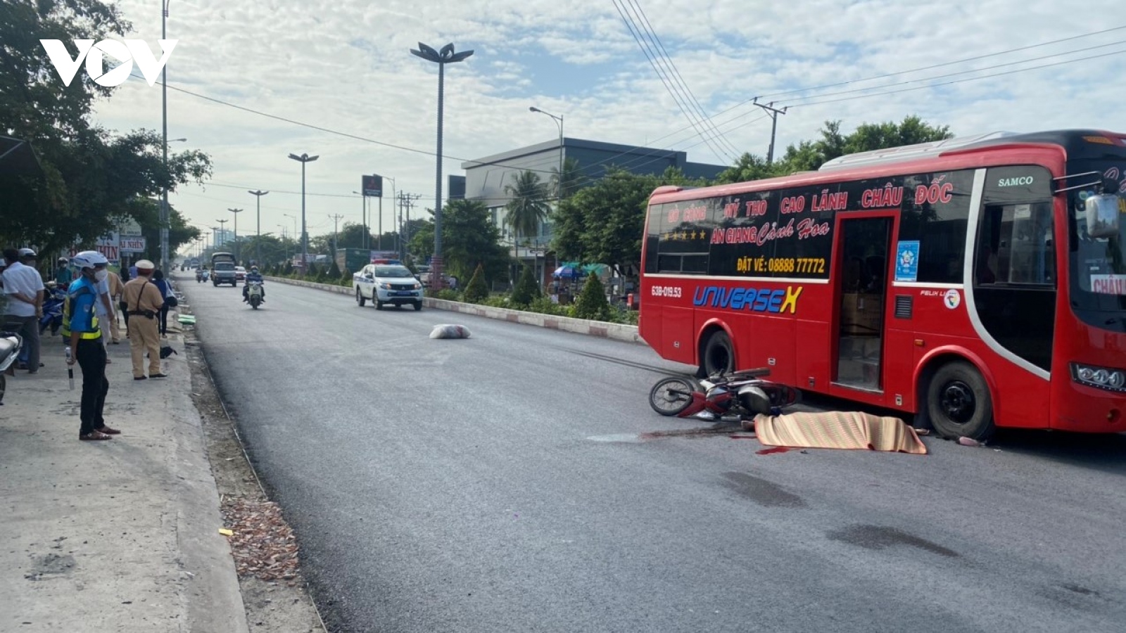 Xe gắn máy va chạm với ô tô khách làm một người tử vong