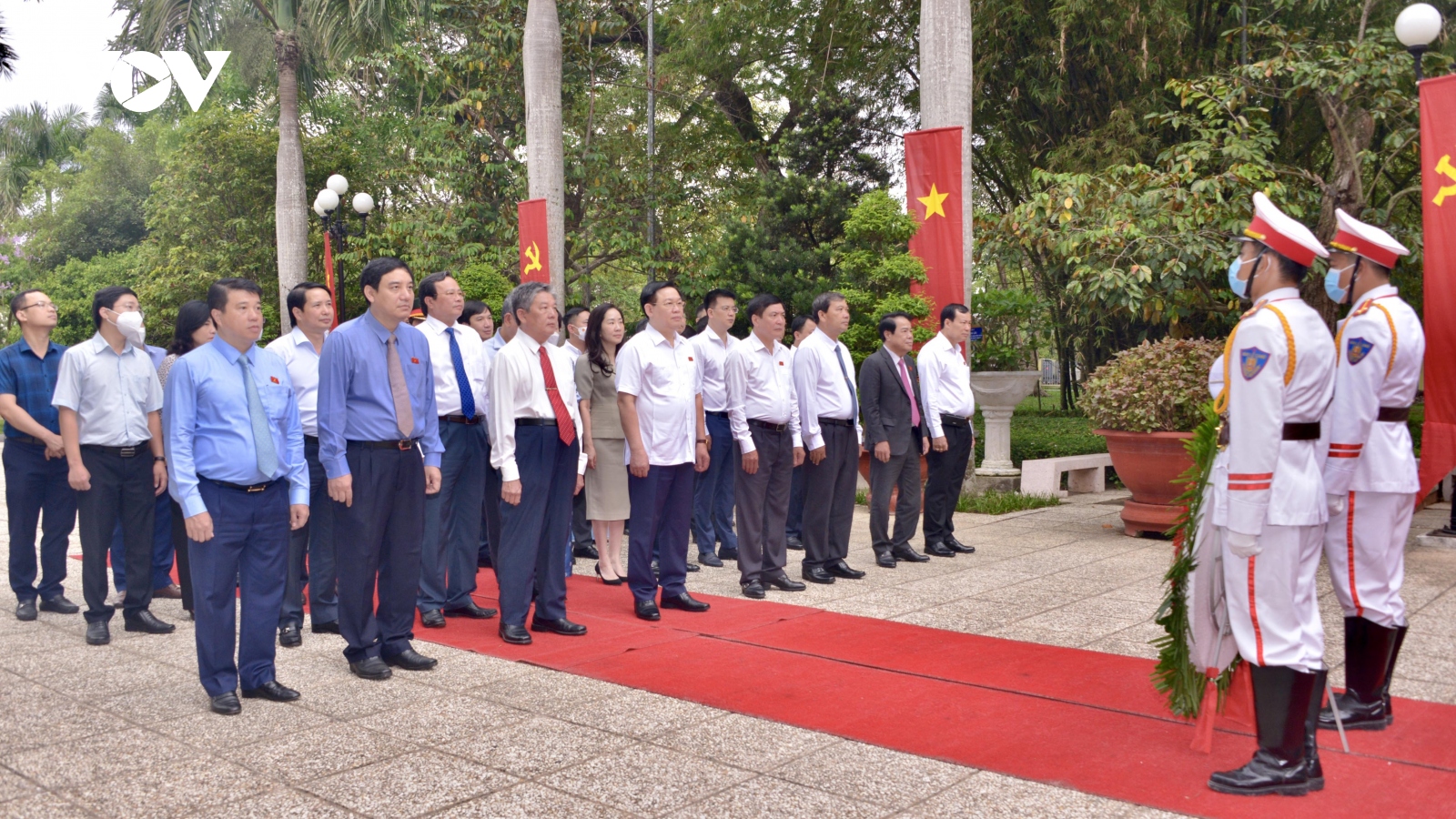 Chủ tịch Quốc hội Vương Đình Huệ dâng hương, dâng hoa Đền thờ Bác Hồ tại Trà Vinh