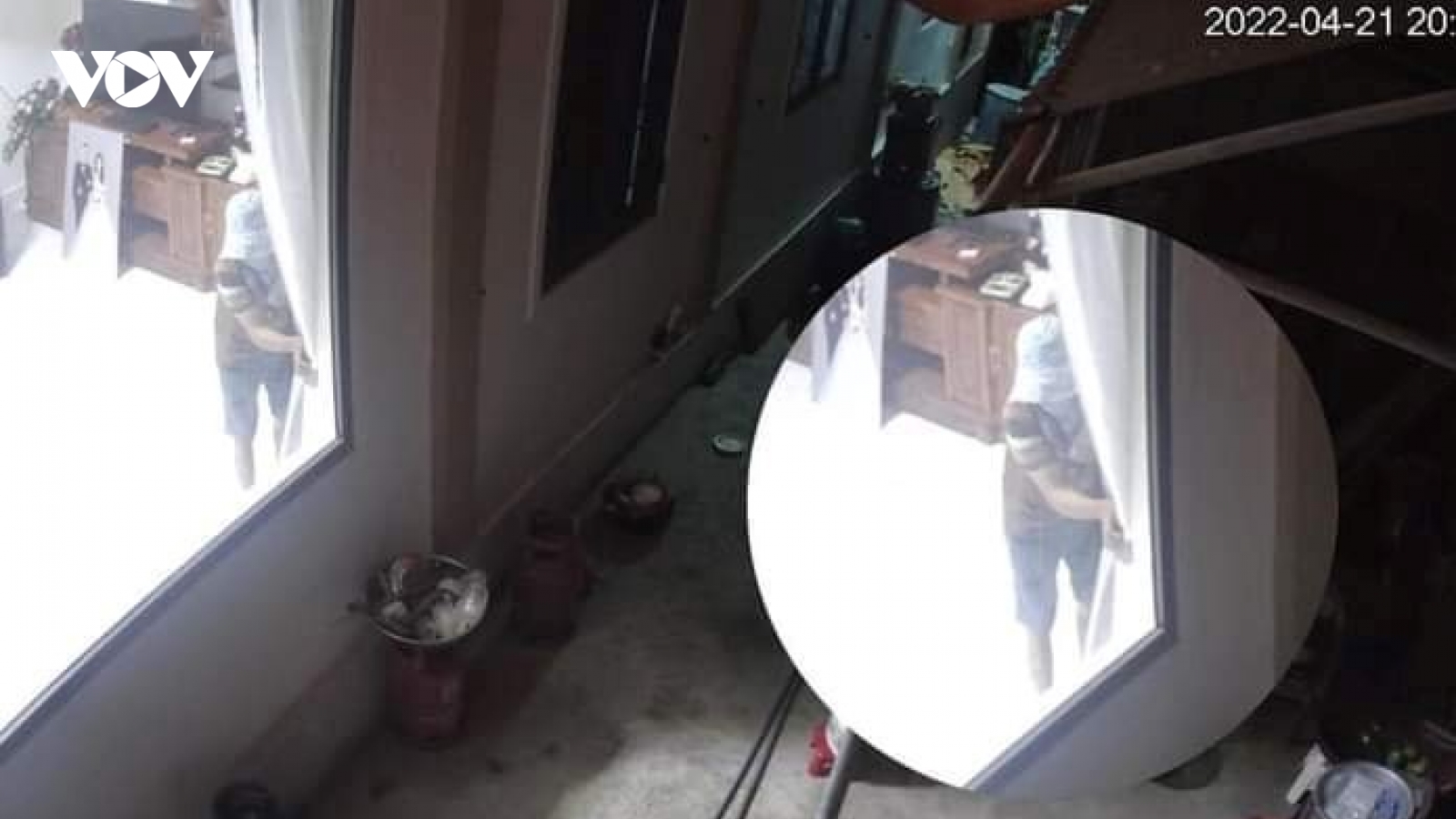 Camera ghi lại cảnh kẻ gian đột nhập, "cuỗm" vàng và phong bì mừng cưới