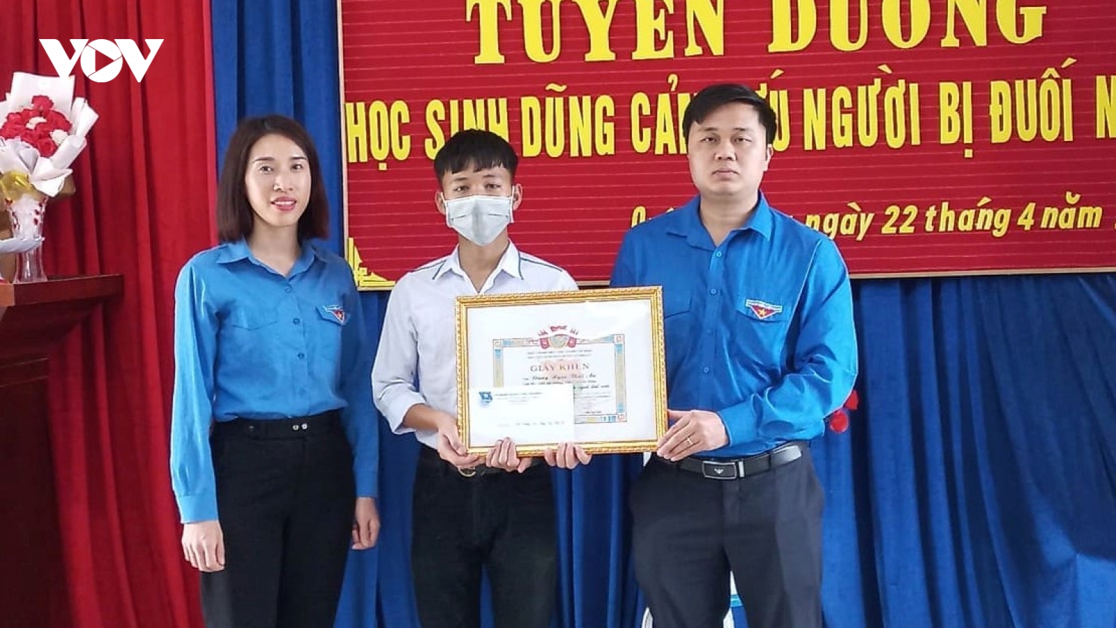 Khen thưởng nam sinh lớp 9 cứu sống em nhỏ đuối nước dưới hồ sen