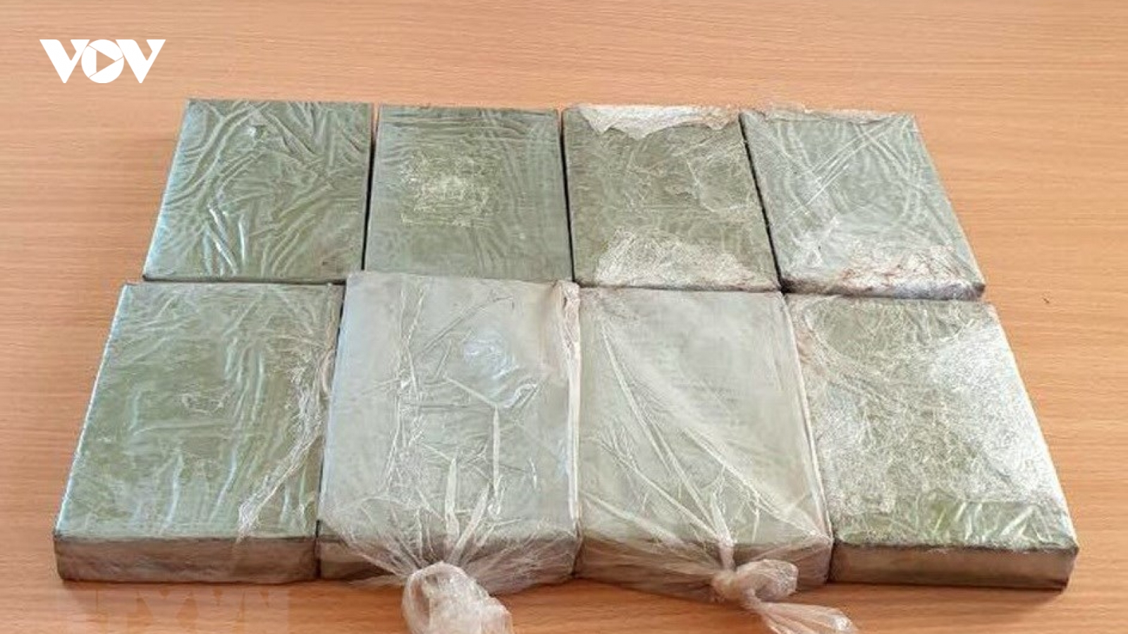Bắt giữ đối tượng vận chuyển trái phép 8 bánh heroin và 4 kg ma túy đá