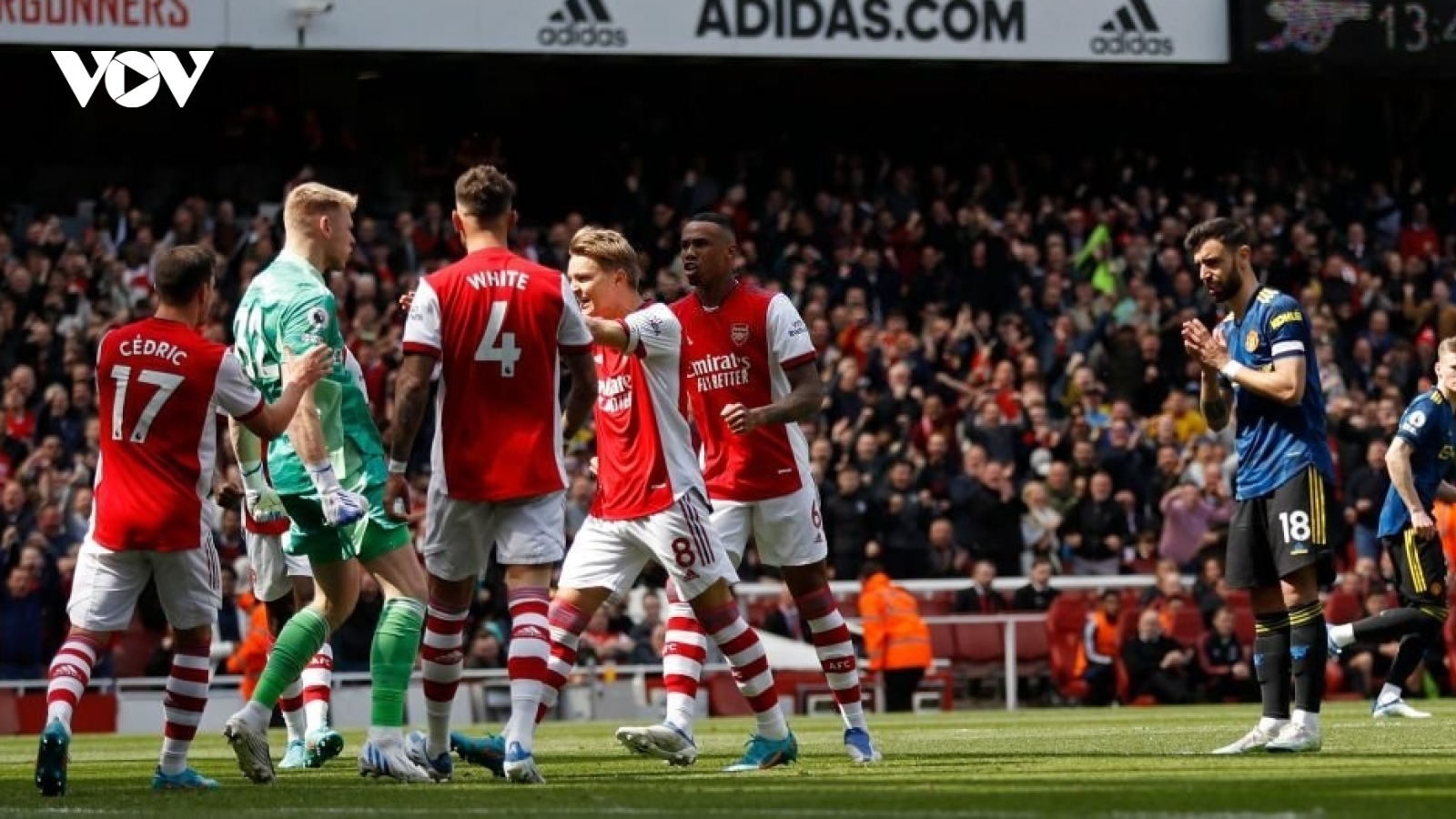Bruno đá hỏng penalty, MU thua Arsenal trong ngày đặc biệt của Ronaldo