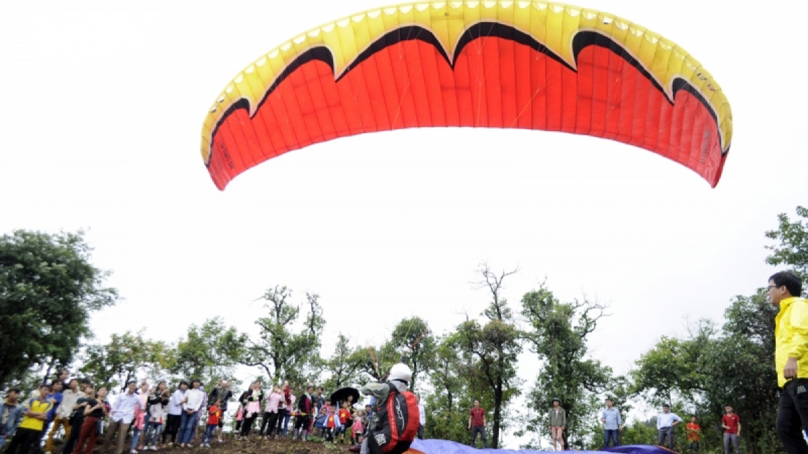 100 local, foreign athletes join Putaleng paragliding show in Lai Chau