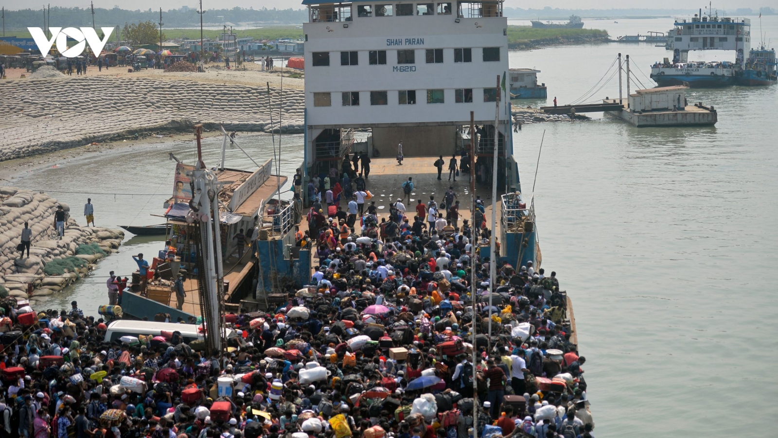 Giao thông hỗn loạn khi người dân Bangladesh lũ lượt về quê dự lễ Eid-al-Fitr