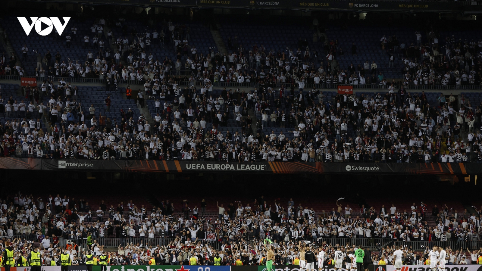 HLV Xavi sốc khi CĐV Frankfurt áp đảo CĐV Barca ở Camp Nou