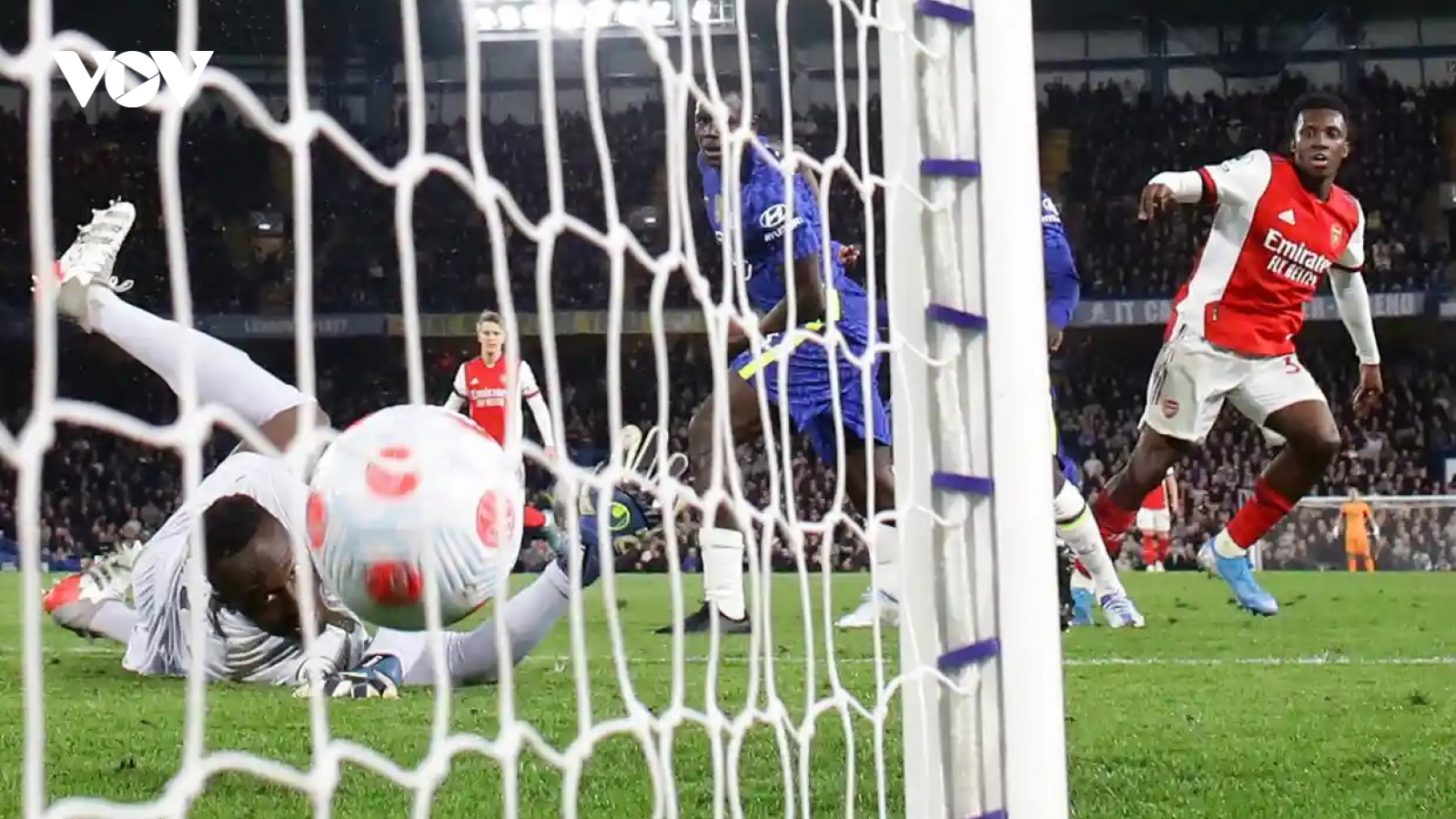 Thắng kịch tính Chelsea, Arsenal bắt kịp Tottenham trong cuộc đua top 4